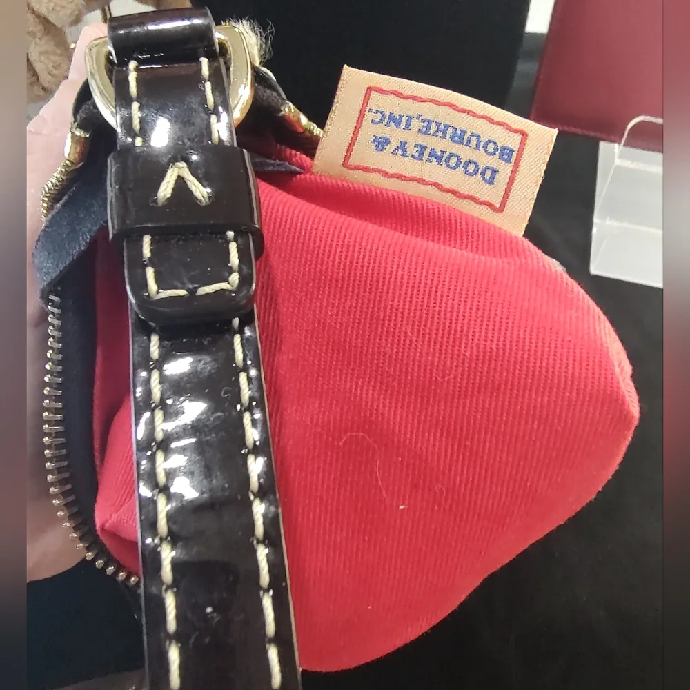 Mini Dooney & Bourke 🖤 patent leather hand bag contrast stitching - Picture 9 of 10